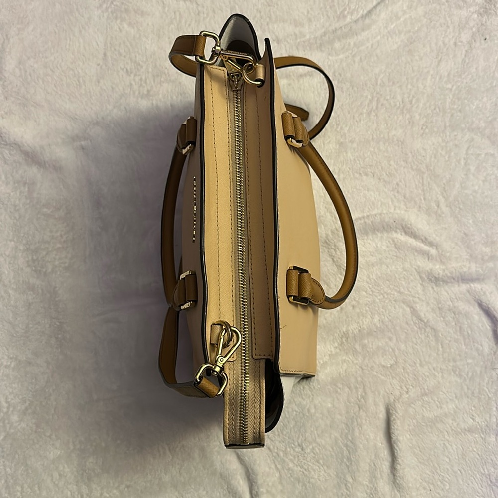 Michael Kors crossbody. - Picture 4 of 11